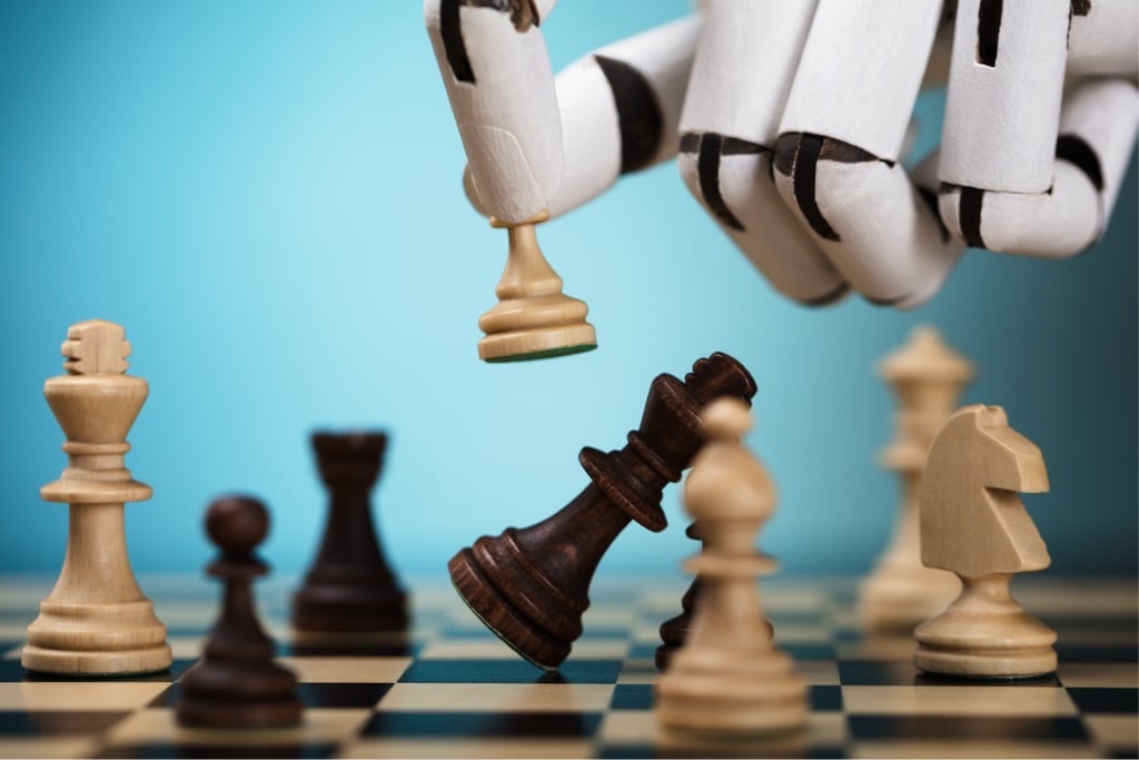 robot-playing-chess-picture-id924555516